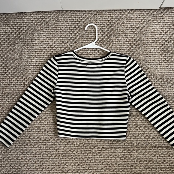 Abercrombie Black and white long sleeve striped crop top 🖤🤍 - Picture 4 of 5